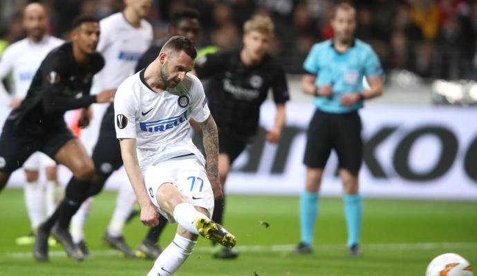 Brozovic thất bại trên chấm 11m.