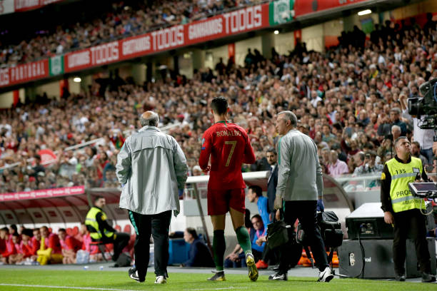 Ronaldo rời sân vì chấn thương.