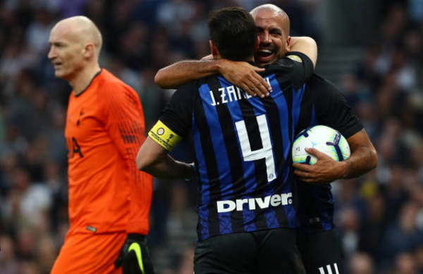 Cuối hiệp một, Sebastian Veron san bằng tỉ số 3-3 trước khi hai đội bước vào giờ nghỉ giải lao.