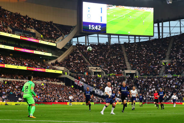 Phút 16, Robbie Keane, thủ quân huyền thoại Tottenham, có pha lốp bóng tinh tế nâng tỉ số lên 2-1.