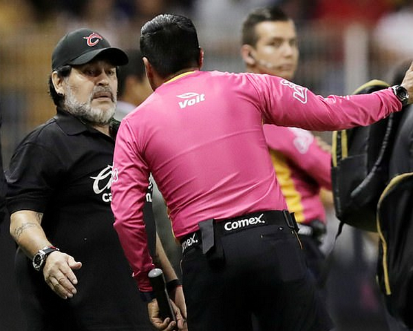 Đánh rơi chiến thắng một cách đáng tiếc, Maradona đã có màn tranh cãi khá gay gắt với trọng tài biên.