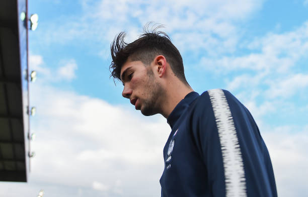 Đáng chú ý trong đội hình ra sân của U17 Pháp, Theo Zidane, con trai thứ ba của huyền thoại Zinedine Zidane, mang áo số 10, chơi như một hộ công. Theo năm nay 16 tuổi, VCK U17 Châu Âu là giải đấu lớn đầu tiên trong sự nghiệp của anh.