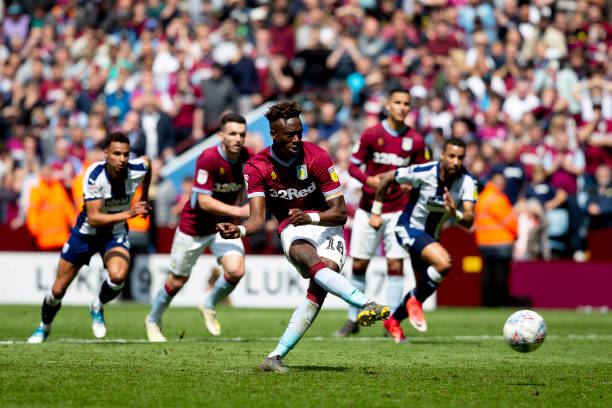 Chỉ 4 phút sau, Aston Villa được hưởng 11m sau khi thủ quân Jack Grealish bị phạm lỗi trong vòng cấm.