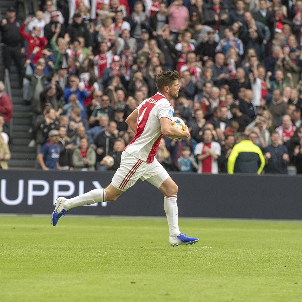 Ajax tiến gần chức vô địch - Bóng Đá