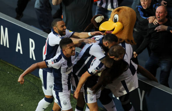 Các cầu thủ West Brom chia vui cùng chú chim linh vật.