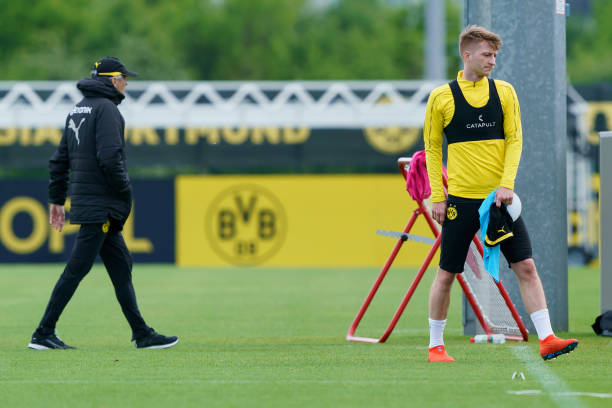 Nhạc trưởng giận dỗi, khó chịu trong buổi tập Dortmund - Bóng Đá