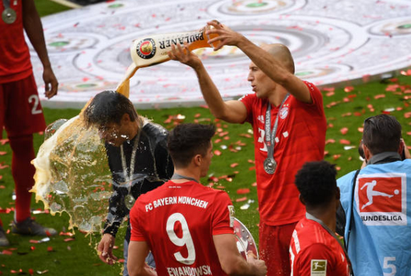 IQ vô cực, Ribery tránh 'tắm bia' bằng cách này - Bóng Đá