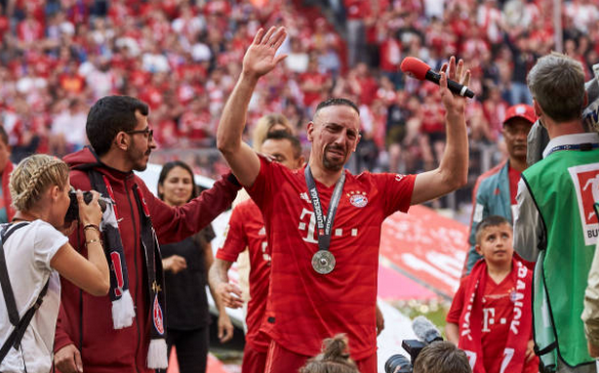 IQ vô cực, Ribery tránh 'tắm bia' bằng cách này - Bóng Đá