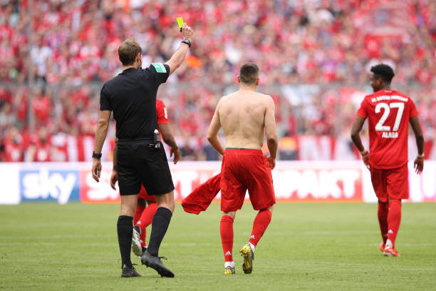Nhận thẻ vàng sau khi ghi bàn, Ribery hành động 'sốc' với trọng tài - Bóng Đá