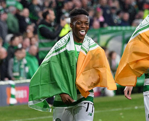 Niềm vui của Karamoko Dembele. Anh khoác lên mình lá cờ Celtic và ăn mừng cùng đồng đội.