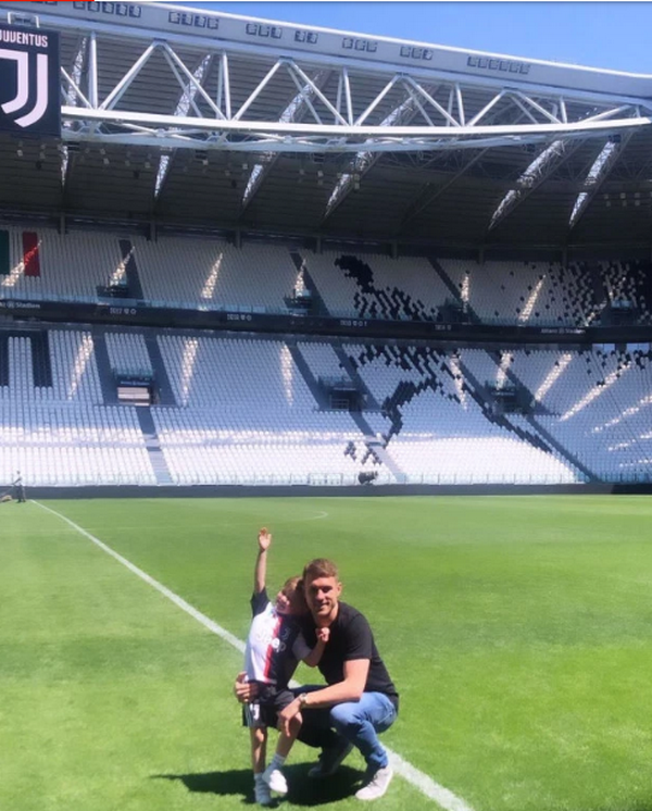 Mới đây, Aaron đã chia sẻ những hình ảnh anh có mặt tại Juventus lên trang cá nhân. Theo đó, ngôi sao xứ Wales đã cùng con trai tham quan SVĐ Allianz Stadium cũng như phòng truyền thống Juve.