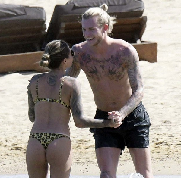 Mới đây, các phóng viên đã bắt gặp thủ thành Loris Karius cùng bạn gái Sophia Thomalla có mặt tại một bãi biển của Hy Lạp.