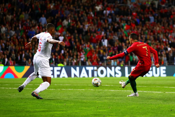 CR7 hoàn thành cút hattrick.
