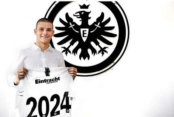 Gia nhập Frankfurt, Joveljic ký hợp đồng cùng CLB đến năm 2024. Bản hợp đồng 5 năm cho thấy Frankfurt có niềm tin to lớn vào tài năng 19 tuổi. Phát biểu với báo giới Fredi Bobic, một thành viên trong BLĐ, cho biết: "Joveljic là một trung phong giỏi, đa năng, có thể hoạt động rộng. Dù cậu ấy còn rất trẻ và phải học hỏi thêm nhiều thứ, tôi tin rằng Joveljic sẽ sớm để lại dấu ấn ở Frankfurt."