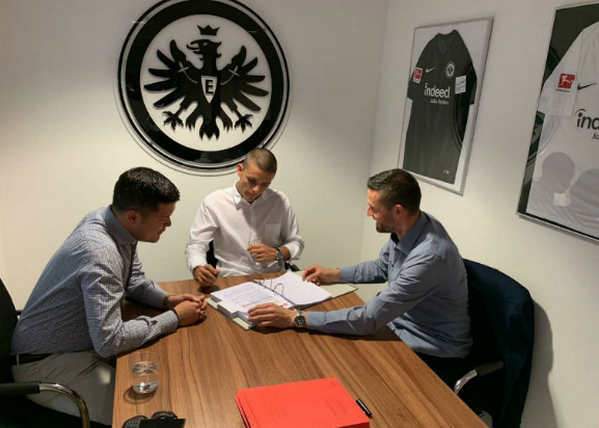 Joveljic là tiền đạo cắm, anh có quốc tịch Serbia tương tự người đàn anh Luka Jovic.