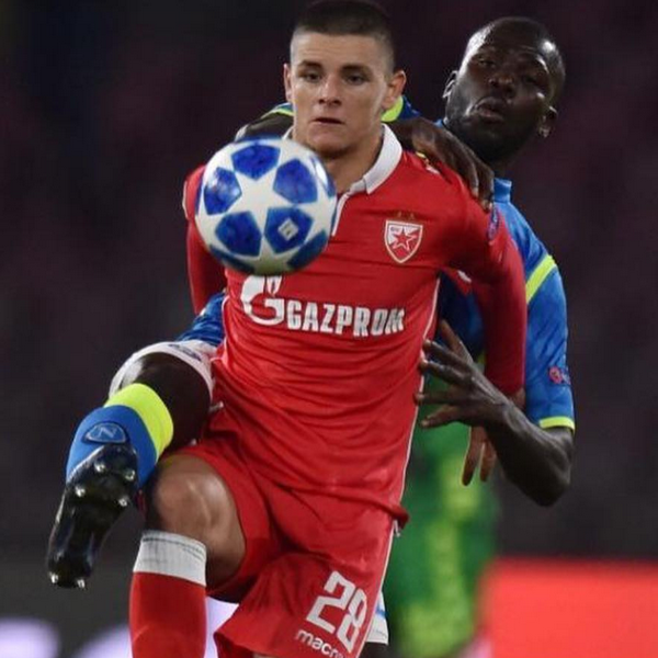 Mùa giải 2018/19, Joveljic đã có cơ hội ra sân 2 trận ở Champions League. Trên hình, anh đối đầu cùng Kalidou Koulibaly (Napoli).
