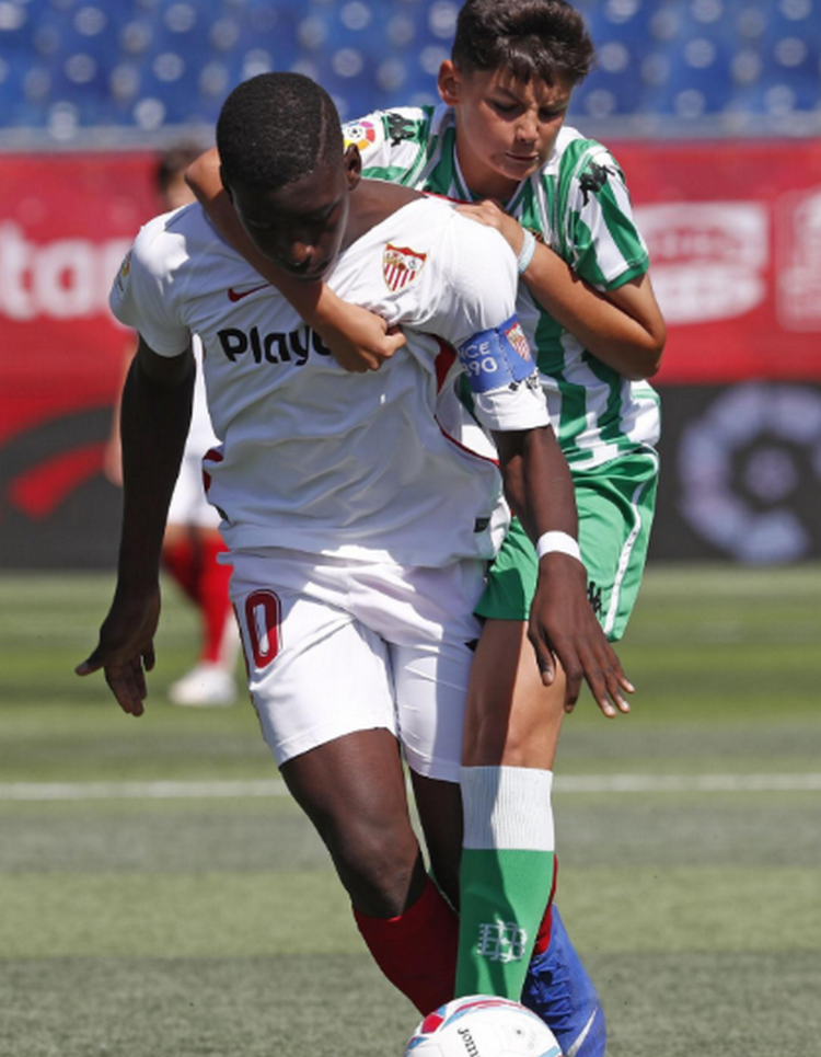 Bất lực, một cầu thủ U12 Real Betis đã phải dùng chiêu độc để ngăn chặn Sow. Tuy nhiên, dường như điều này không mấy hiệu quả.