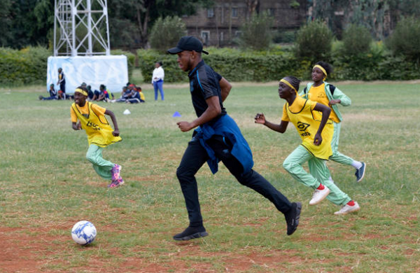Cầu thủ chạy cánh Ademola Lookman trình diễn tốc độ trong màn đối đầu với các em thiếu nhi Kenya.
