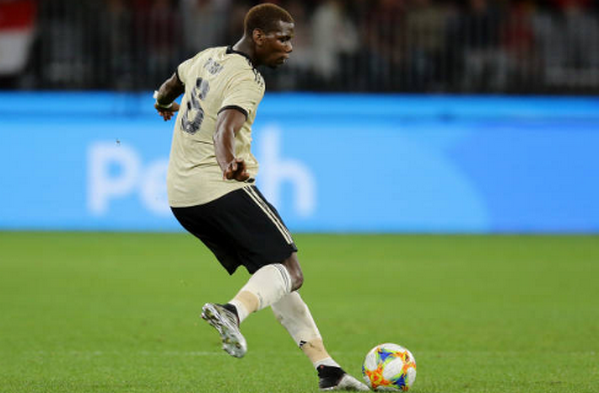 Đồng đội ăn mừng bàn thắng và đây là thái độ của Pogba - Bóng Đá