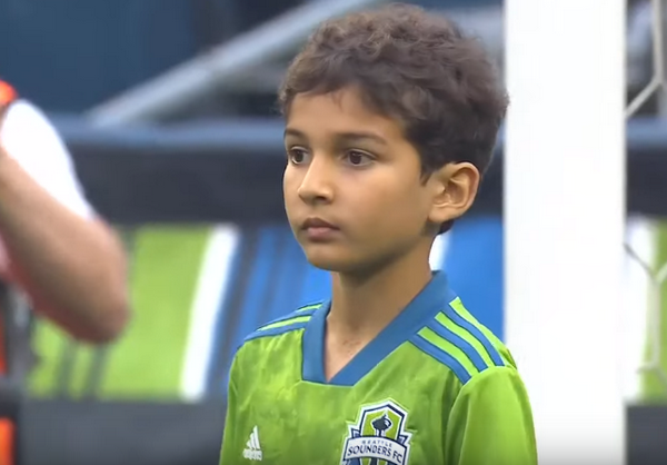 Cậu đứng trong khung gỗ Seattle Sounders...
