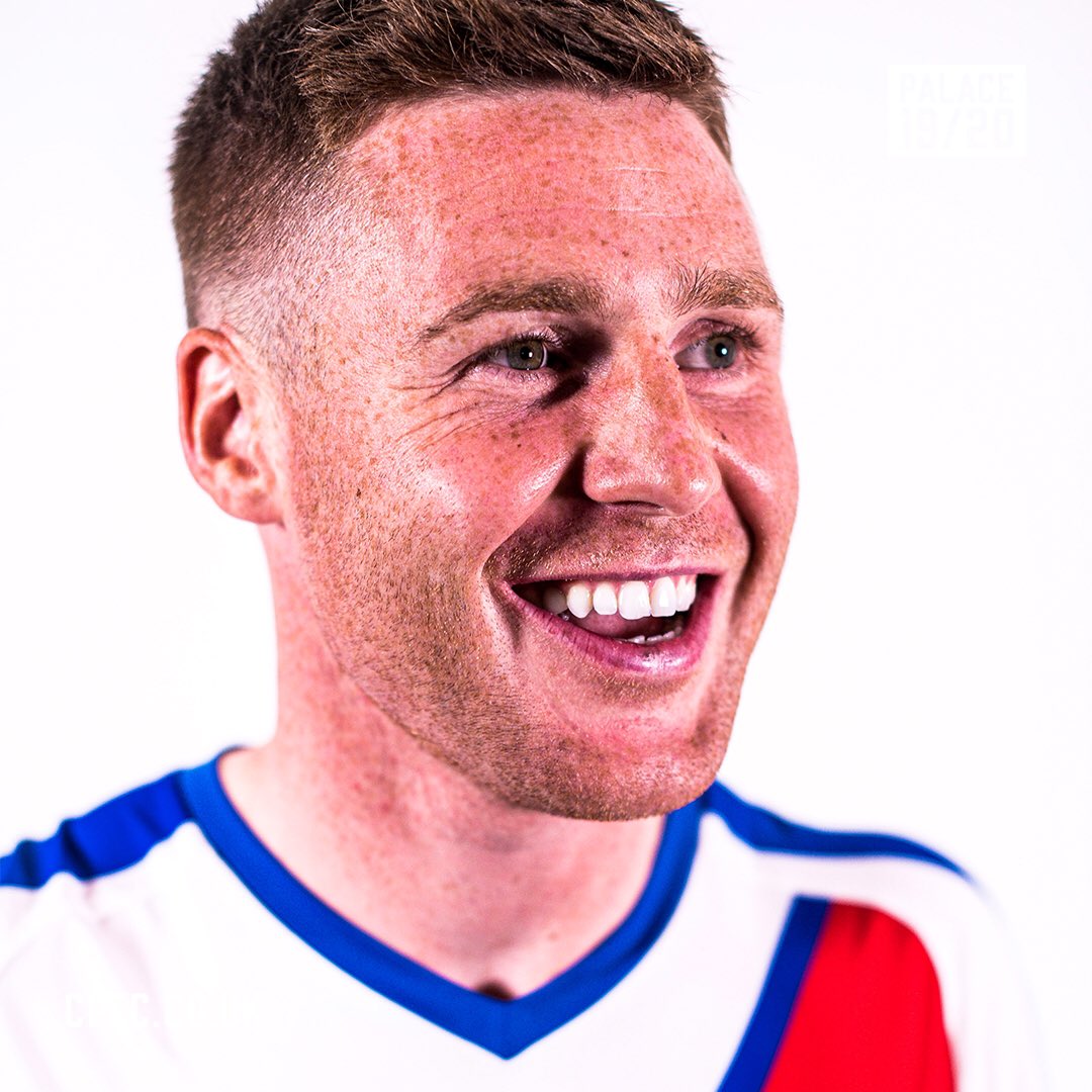 McCarthy rạng rỡ tươi cười trong chiếc áo đấu của Crystal Palace.