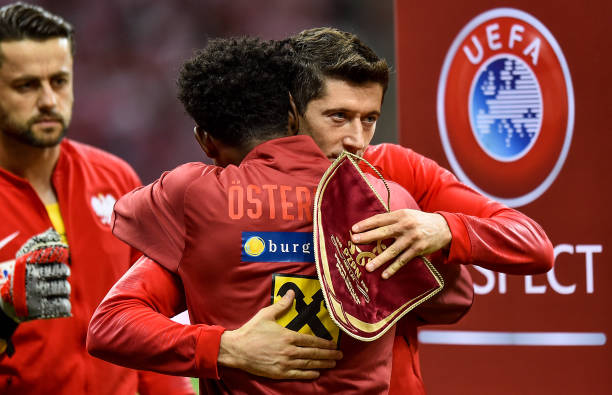 Như thường lệ, Robert Lewandowski là người mang trên tay chiếc băng thủ quân Ba Lan. Anh ôm chầm lấy người đồng đội Bayern David Alaba trước khi trận đấu bắt đầu.