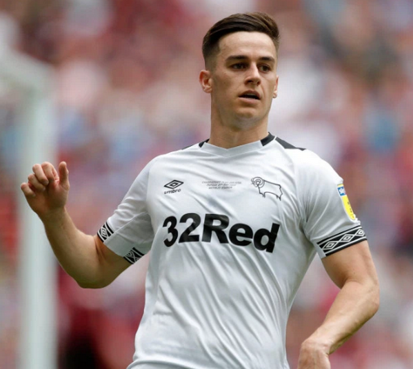 ...và Tom Lawrence. Rất may, đã không có điều gì nguy hiểm xảy ra cho cả hai.