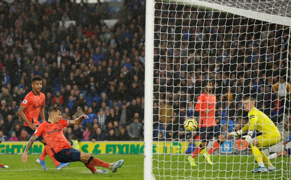 Và họ đã được toại nguyện ở những phút bù giờ. Hậu vệ Lucas Digne lóng ngóng đá phản lưới nhà sau một đường căng ngang.