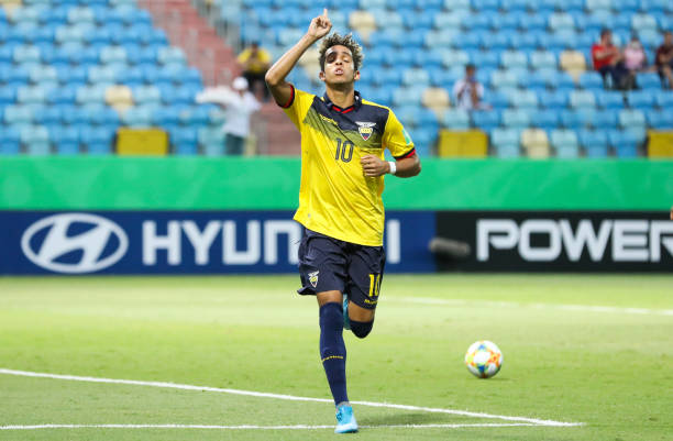Thừa thắng xông lên, Ecuador vươn lên dẫn trước đầu hiệp hai với quả penalty thành công của Johan Mina.