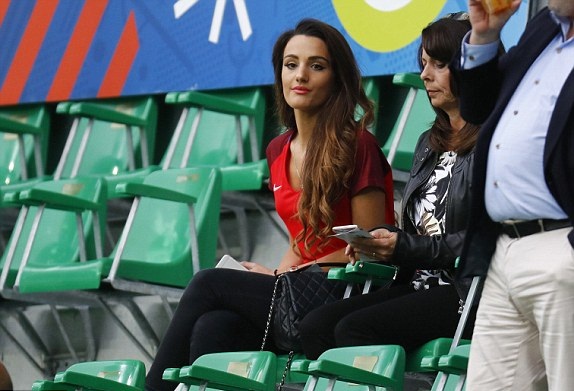 Bạn gái của Wilshere có mặt trên khán đài. Ảnh: Internet.