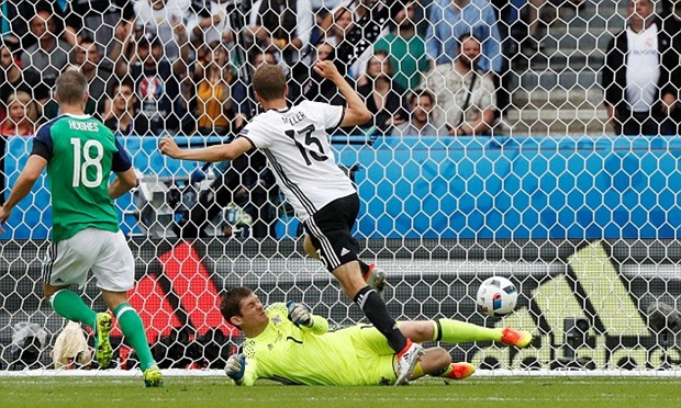 McGovern trong tình huống cản phá thành công cú sút của Thomas Mueller. Ảnh: Internet.