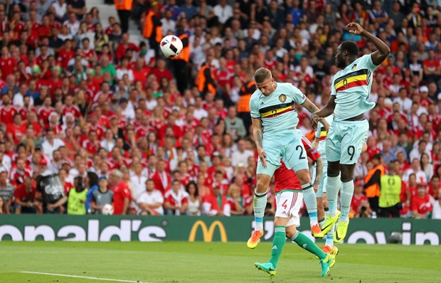 Alderweireld khai màn cho bữa tiệc. Ảnh: Internet.