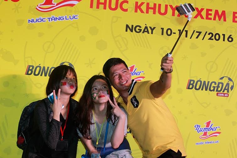 Anh rất nhiệt tình, thậm chí là ‘nhí nhảnh’ khi chụp hình cùng các bạn sinh viên.