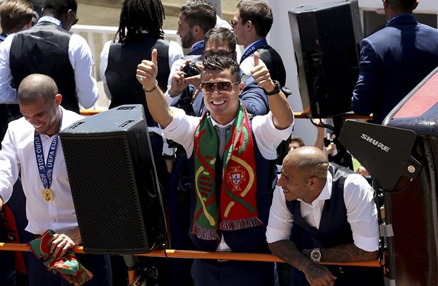 Ronaldo và đồng đội trở về với NHM quê nhà. Ảnh: Internet.