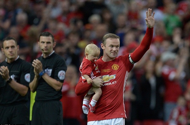 Rooney nhận được tràng pháo tay từ tất cả những người có mặt ở SVĐ. Ảnh: Internet.