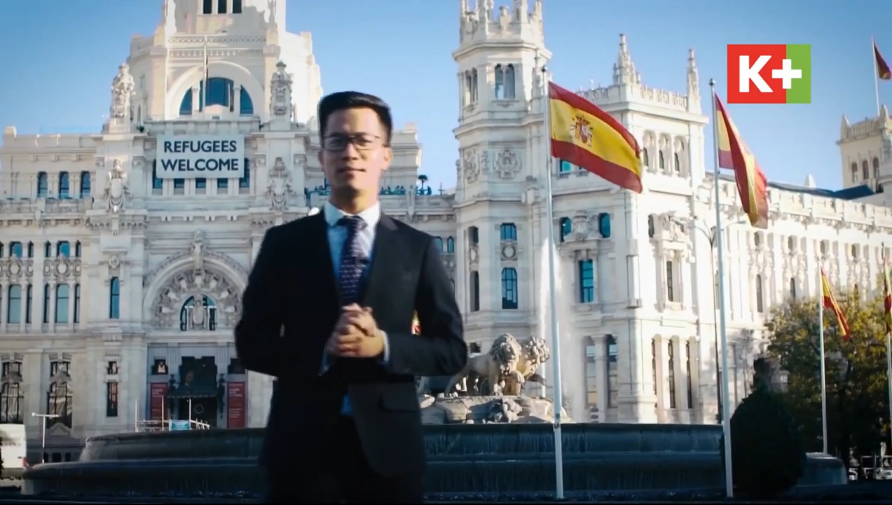 BLV Anh Quân và đồng nghiệp tác nghiệp tại Tây Ban Nha trước trận Siêu kinh điển.