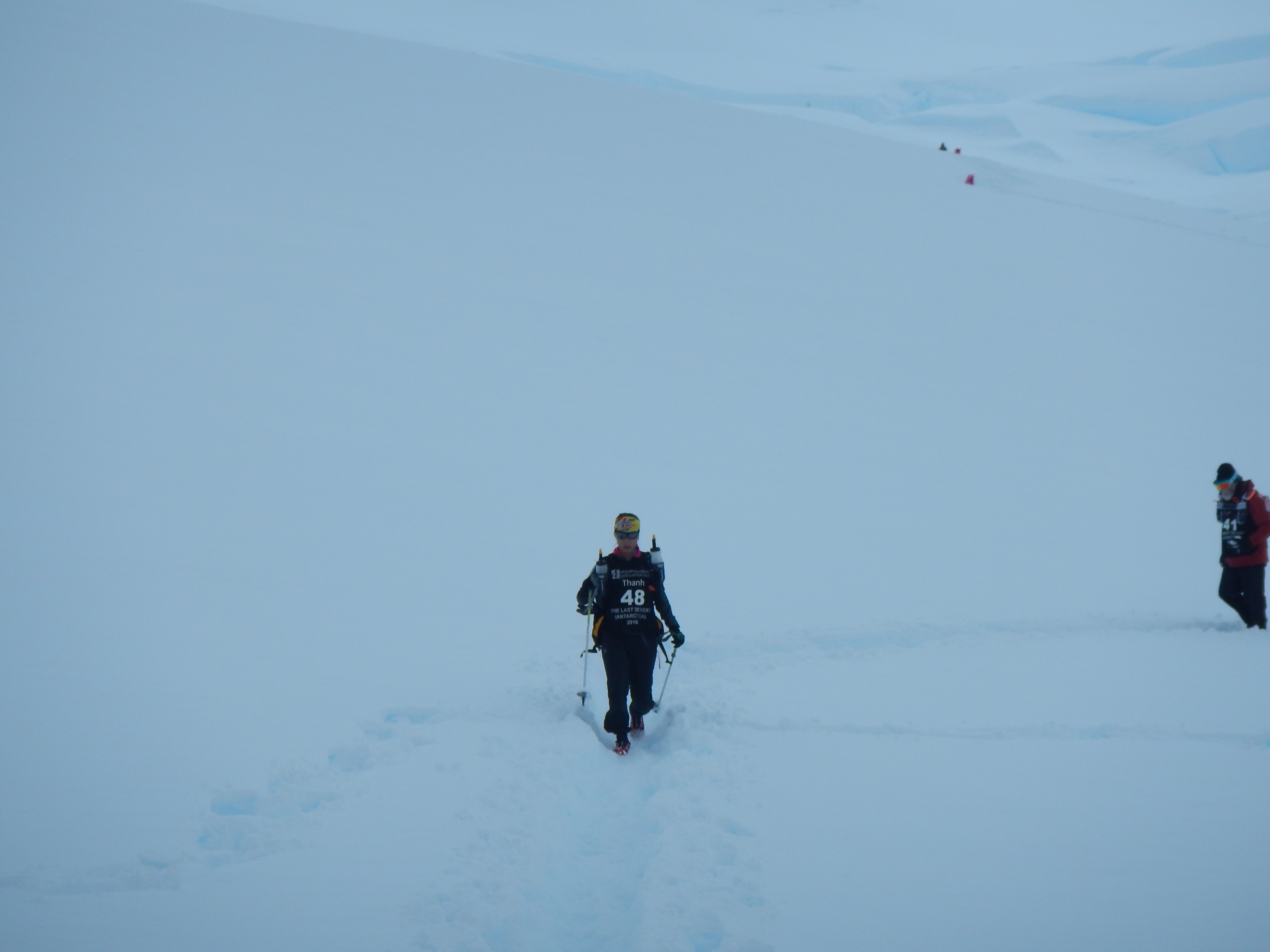 Phương Thanh trong hành trình ở sa mạc băng Antarctica tại Nam Cực.