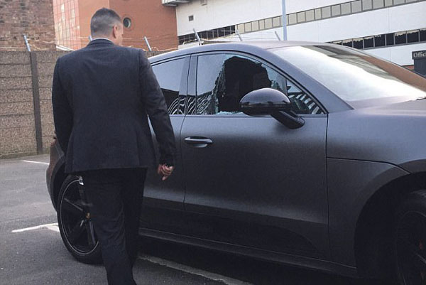 Vì tin đồn, Coutinho bị fan ném vỡ kính xe.