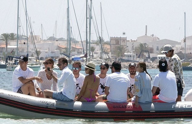 Cùng dạo chơi trên thuyền.