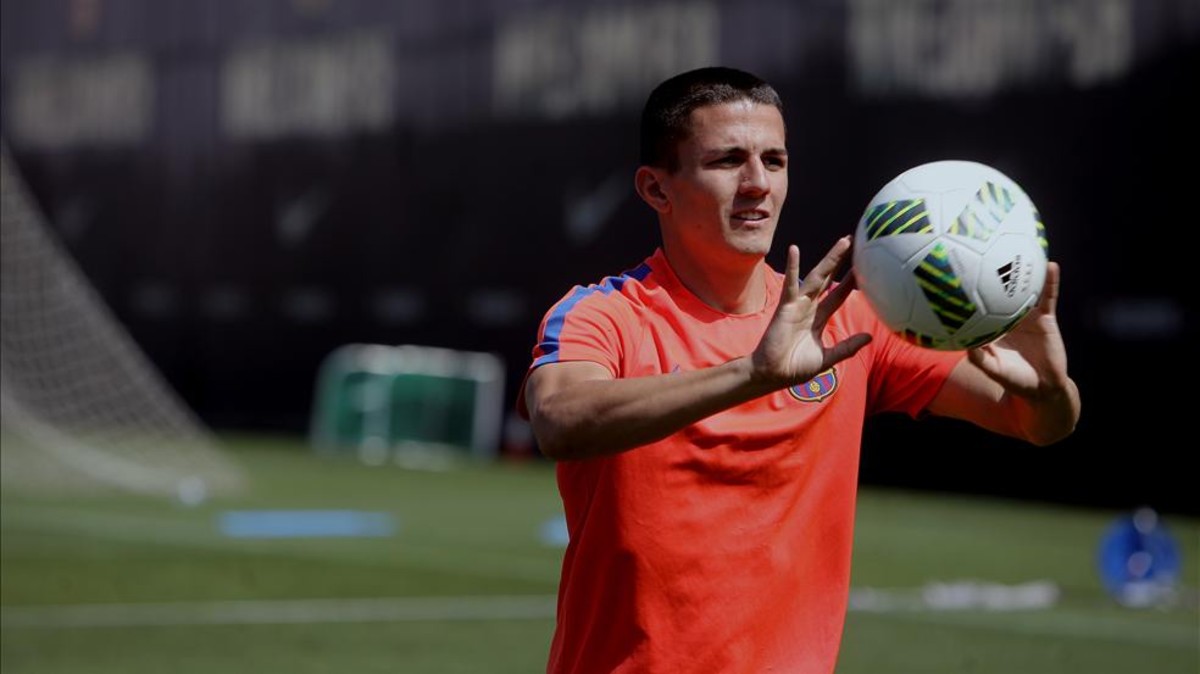 Hậu vệ trẻ Paencia đang đứng trước cơ hội khoác áo đội một. Ảnh: Sport.