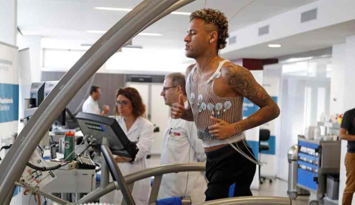 Neymar có rất nhiều thời gian để cân nhắc tương lai. Ảnh: Sport.