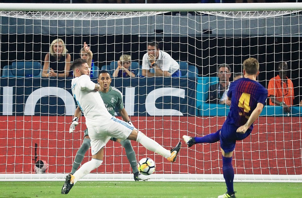 Rakitic giúp Barca dẫn 2-0 ngay phút thứ 7.