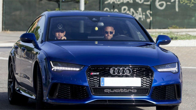 Neymar lái xe đến sân tập lần cuối. Ảnh: Sport.