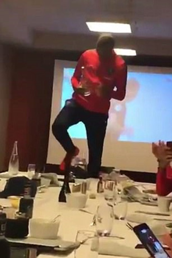 Mbappe leo lên bàn tiệc, phấn khích trổ tài với các đồng đội mới - Bóng Đá