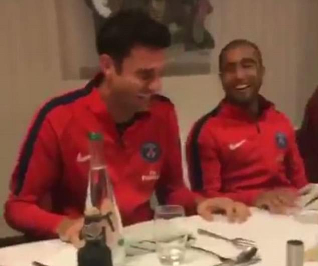 Thiago Motta và Lucas Moura cố nhịn cười với cậu em.