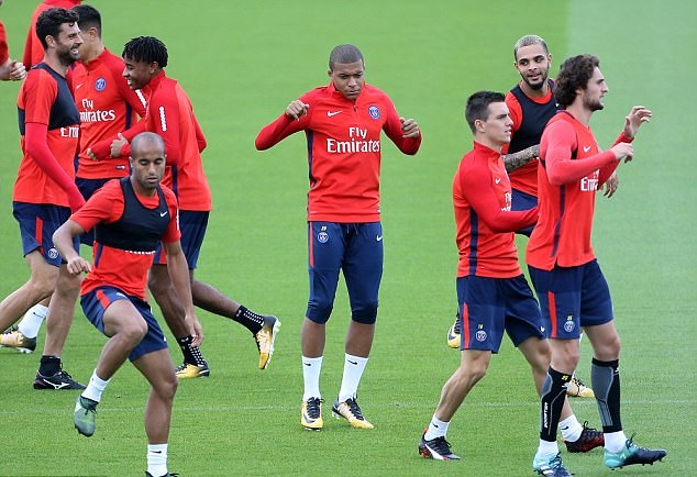 Mbappe leo lên bàn tiệc, phấn khích trổ tài với các đồng đội mới - Bóng Đá