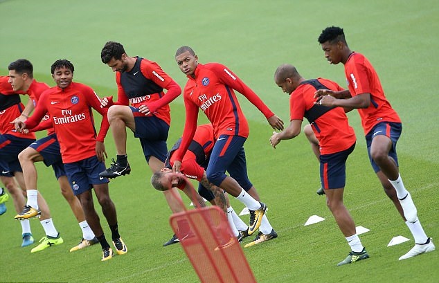 Mbappe leo lên bàn tiệc, phấn khích trổ tài với các đồng đội mới - Bóng Đá