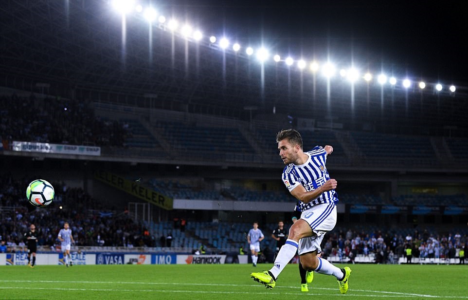 Rodrigues suýt nâng tỉ số nhưng bóng chạm xà ngang.