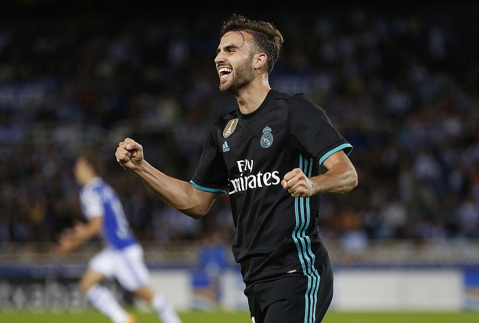 Mayoral căng ngang khiến đối thủ phản lưới nhà.