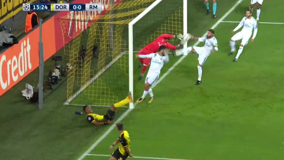 Ramos để bóng chạm tay trong vòng cấm.